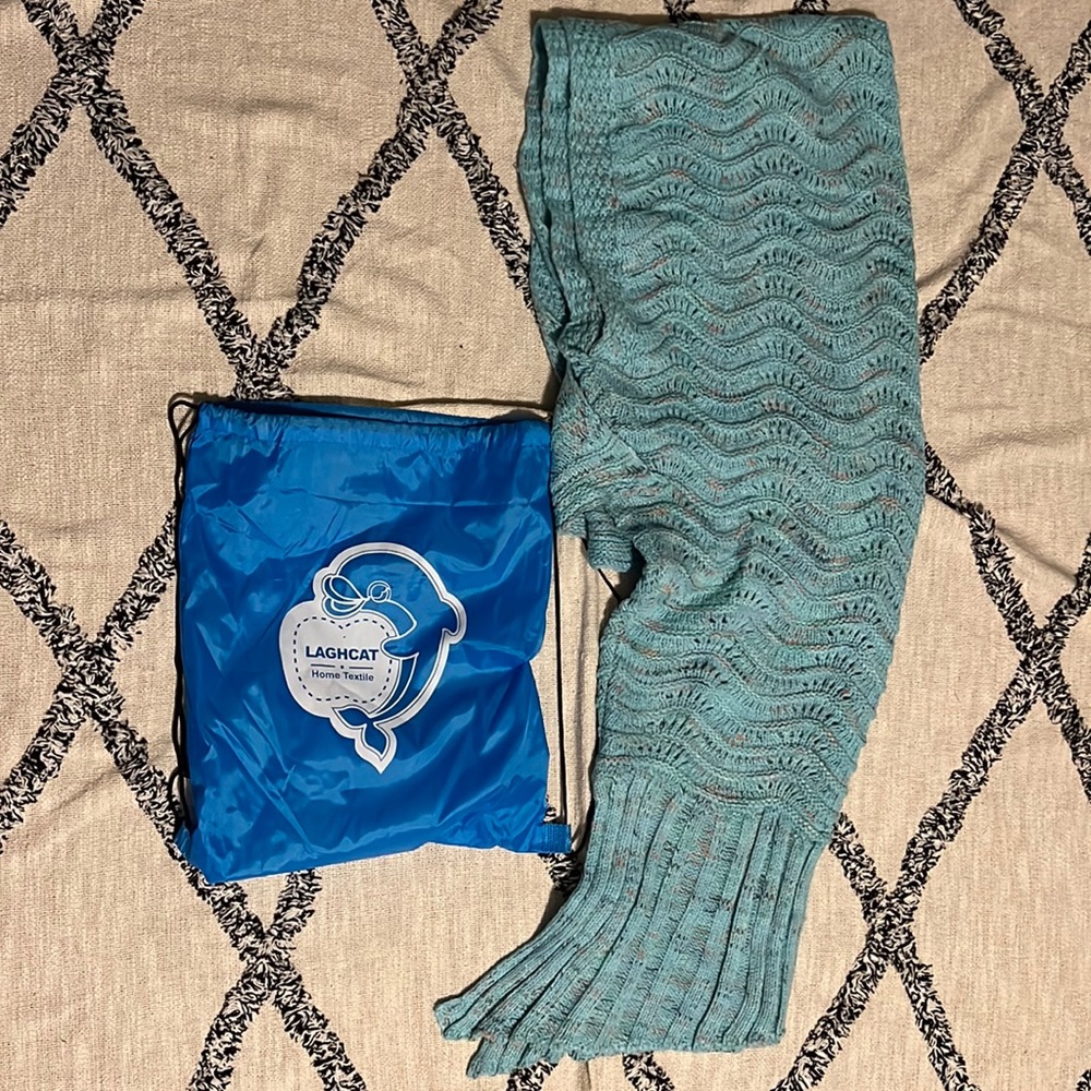 Mermaid style crochet blanket with bag